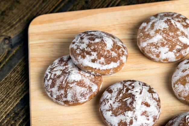 Grande número de pão de gengibre na mesa