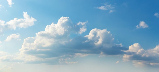 Grande nuvem branca encaracolada no céu azul em tempo ensolarado