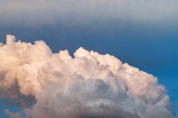 Grande nuvem branca fofa em um céu azul. Nature Cloudscape.