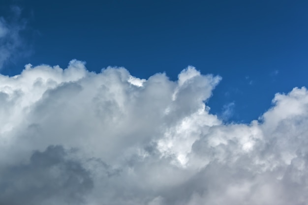 Grande nuvem cumulus contra o céu azul