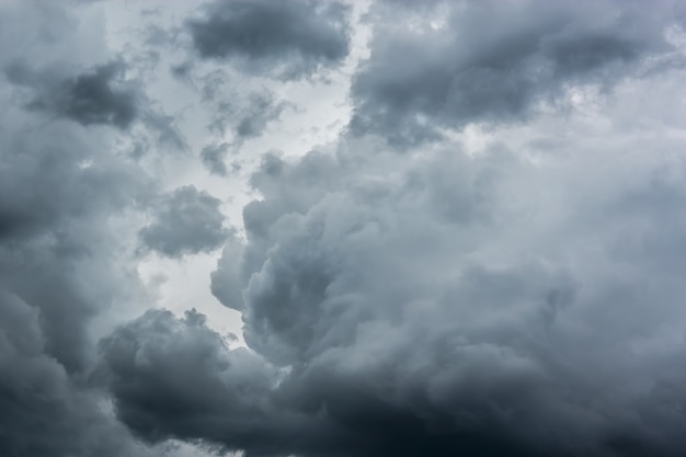 Grande nuvem de tempestade cinza em um fundo de céu nublado