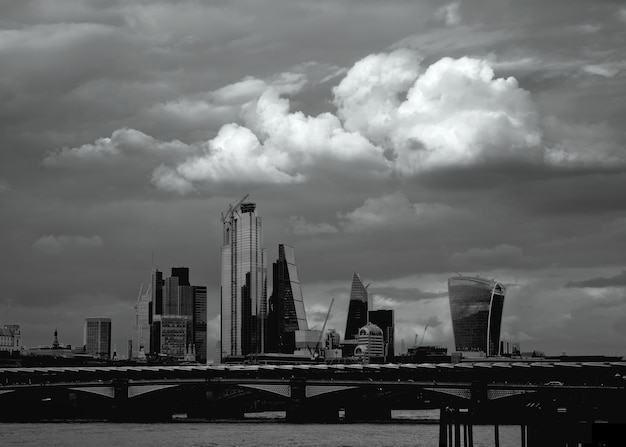 Grande nuvem sobre a cidade de Londres e a ponte Blackfriars, o rio Tamisa e a ponte