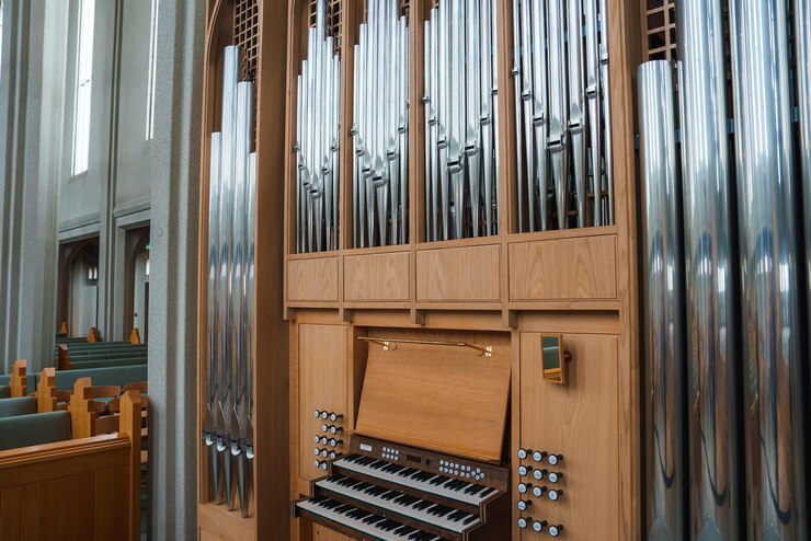 Foto grande órgão de tubos dentro da igreja hallgrimskirkja em reykjavik, na islândia