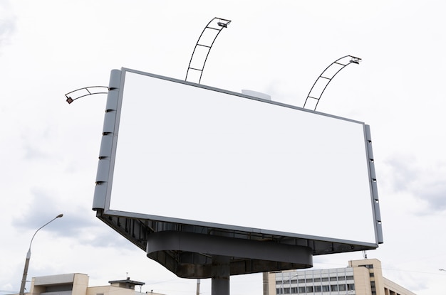 Grande outdoor no centro da cidade para sua publicidade