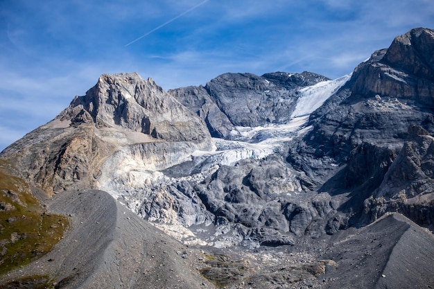 Grande paisagem alpina da geleira de Casse nos cumes franceses