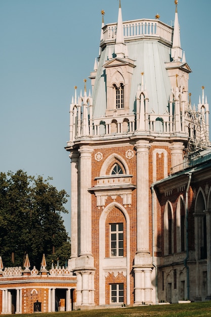 Grande palácio em Tsaritsyno no verão, na Rússia. O Parque Tsaritsyno é uma das principais atrações turísticas de Moscou. Bela vista panorâmica do antigo complexo de Tsaritsyn no verão.