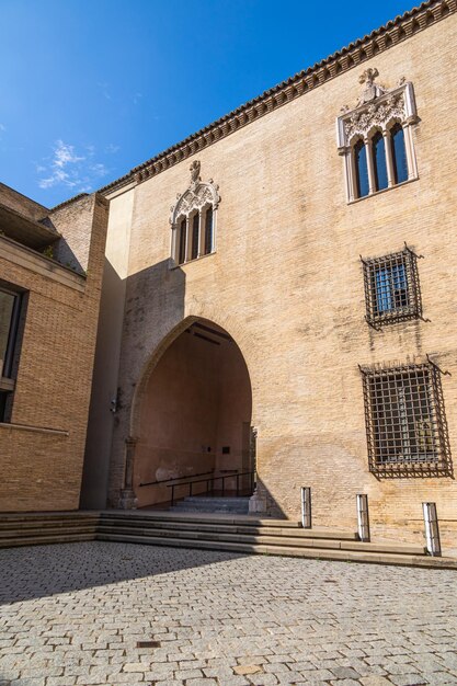 Grande palácio histórico Aljaferia em Saragossa, Espanha, em um dia quente e ensolarado