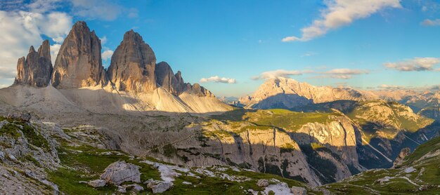 Grande Panorama de Tre Cime di Lavaredo na hora da manhã Dolomitas Alpes Itália Viagem europeia