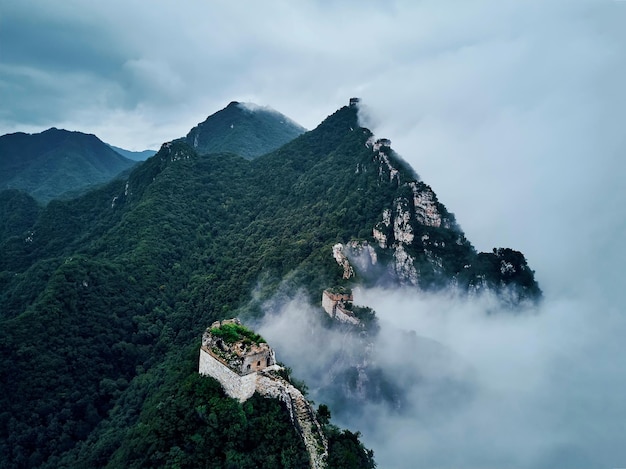 Grande parede de porcelana e montanhas contra o céu nublado