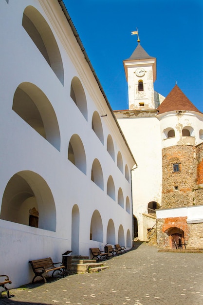 Grande pátio do antigo castelo Palanok na cidade de Mukachevo Ucrânia