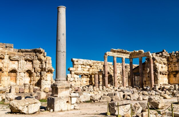 Foto grande pátio do templo de júpiter em baalbek, no líbano