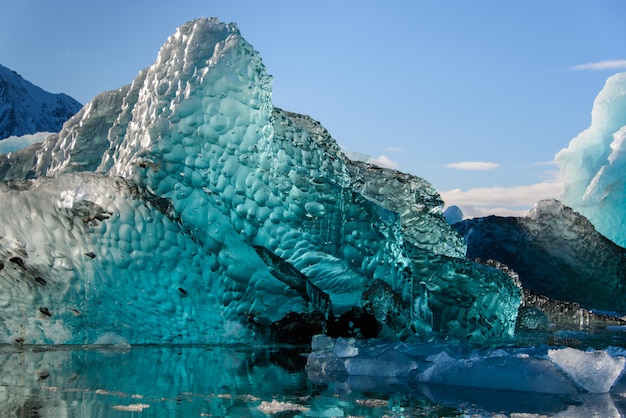 Grande pedaço azul de gelo no mar do Ártico