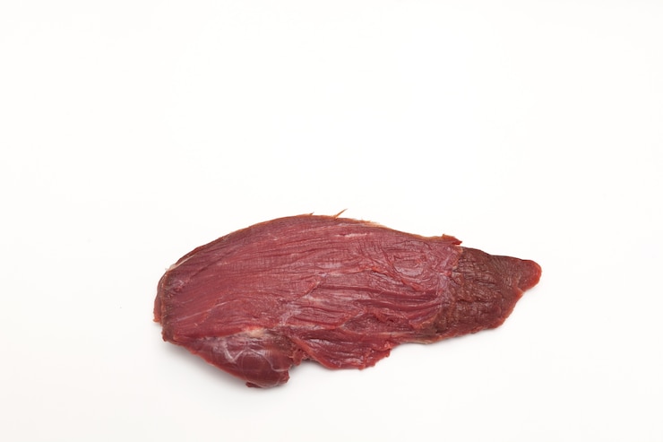 Foto grande pedaço de carne crua de filé mignon isolado