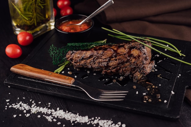 Grande pedaço de carne frita com molho de pimenta