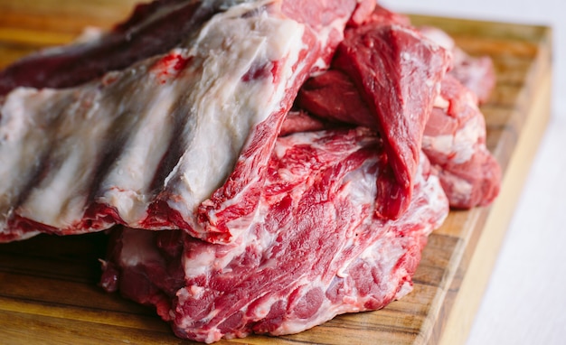 Grande pedaço de carne na tábua