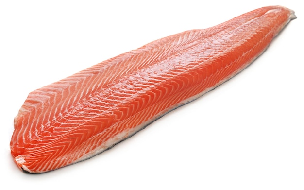 Grande pedaço de salmão cru sobre fundo branco