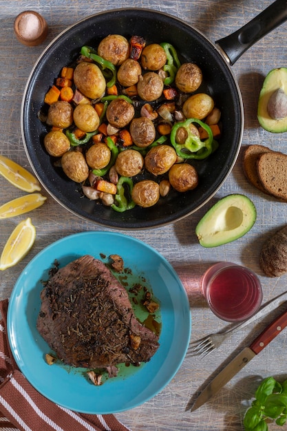 Grande pedaço frito de carne de presunto em uma panela com legumes e especiarias Almoço americano pedaço frito de carne e batatas feijão em molho e lanches copie o espaço para texto