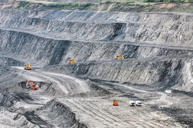 Grande pedreira com muitos horizontes e saliências. mineração de carvão com escavadeira hidráulica.