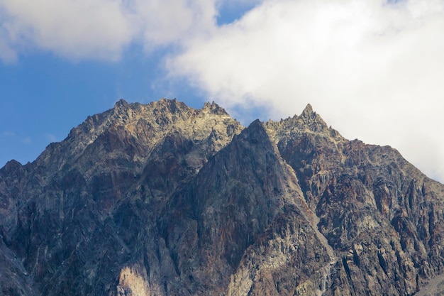 Grande pico de montanha com nuvens