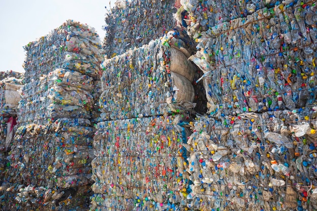 Grande pilha de garrafas plásticas na fábrica para aguardar a reciclagem