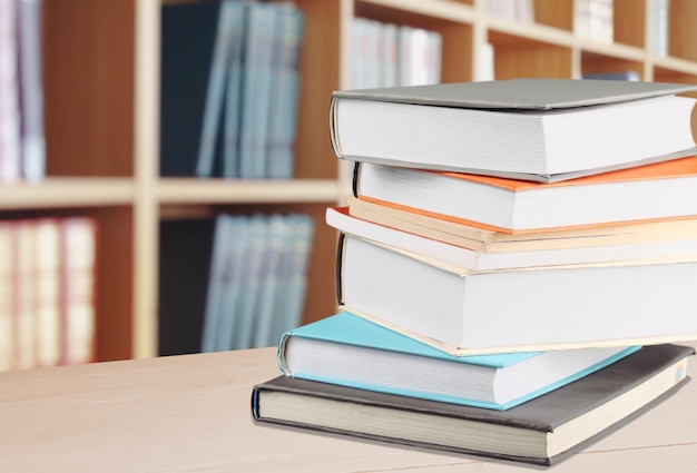 Grande pilha de livros na mesa de madeira