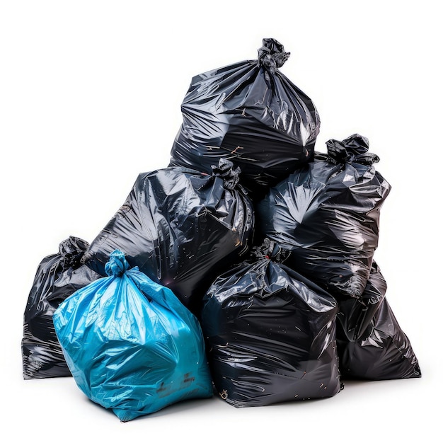 Grande pilha de lixo em sacos de lixo azuis pretos isolados em fundo branco conceito de ecologia poluição desastre ambiental