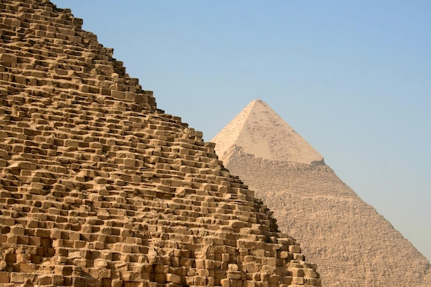 Grande pirâmide de Giza contra o céu