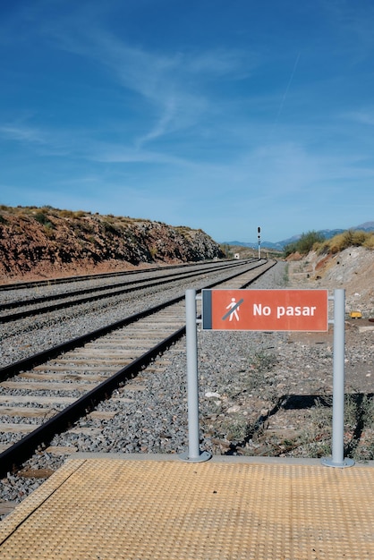 Foto grande placa vermelha em uma antiga estação de trem indicando 