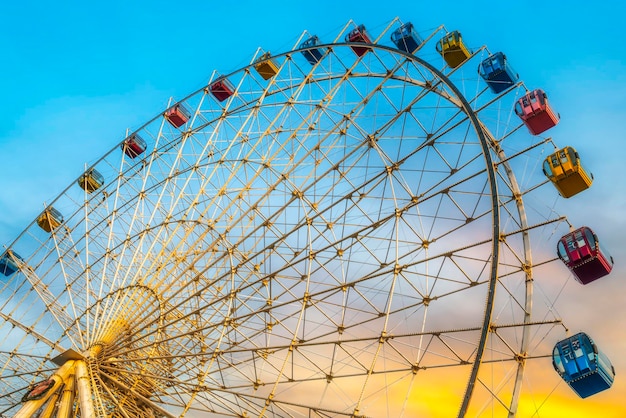 Grande plano da roda gigante do parque temático da cidade