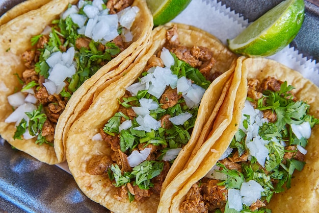 Grande plano de autêntico bife de taco mexicano com cebola, coentro e limão