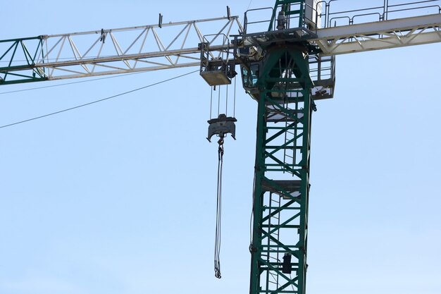 Grande plano de guindaste de construção