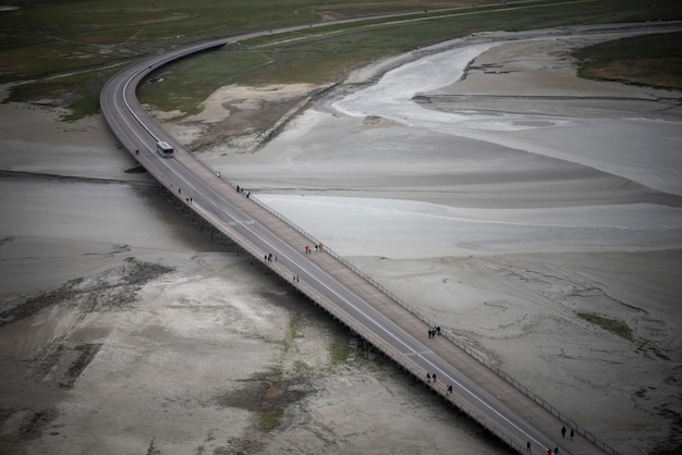 Grande ponte que leva à distância ao longo do mar