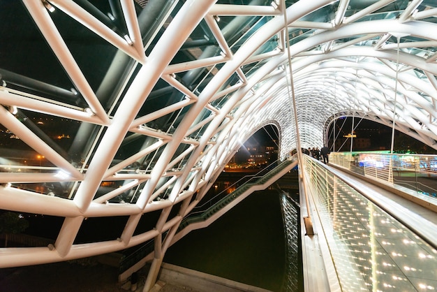 Grande ponte sobre o rio à noite