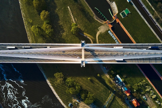 Grande ponte sobre o rio com tráfego de carros