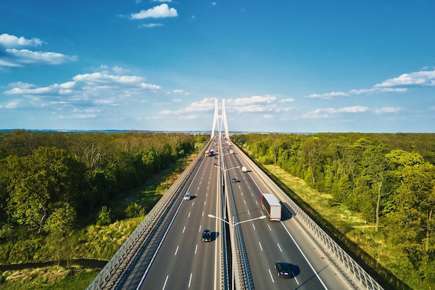 Grande ponte sobre o rio com tráfego de carros