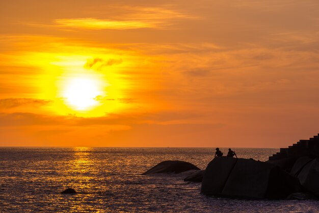 Grande pôr do sol com pesca de amizade