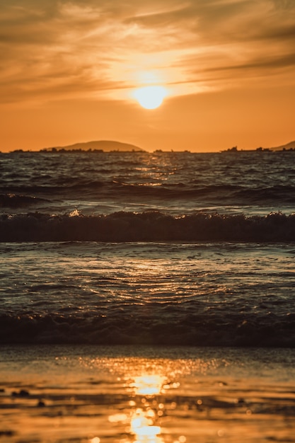 Foto grande pôr do sol sobre o oceano em um dia colorido