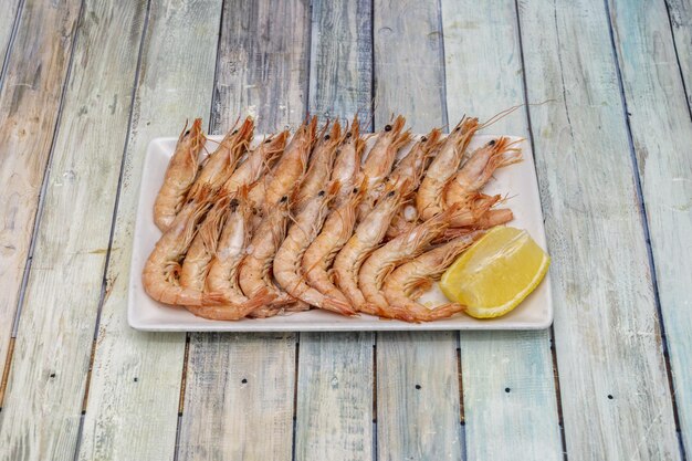 Grande porção de tapa espanhola de gambas grelhadas com sal e limão