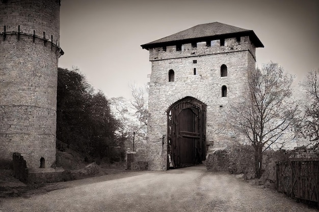 Grande porta medieval preta na fortaleza de pedra da europa