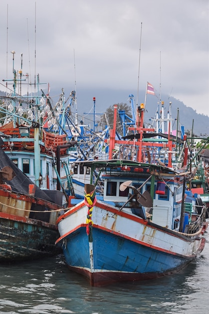 Grande porto colorido de barco de pesca na Tailândia