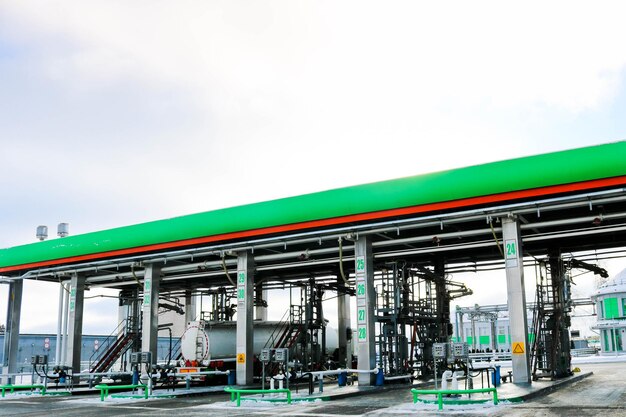 Foto grande posto de gasolina industrial verde para reabastecer caminhões e tanques de veículos com gasolina combustível
