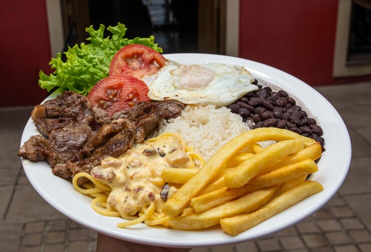 Foto grande prato de comida no brasil, este prato é chamado de prato executivo