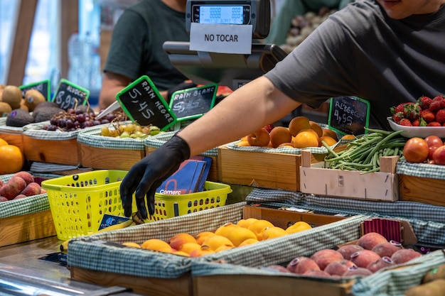 Grande quantidade de frutas e legumes frescos no mercado em Barcelona Espanha