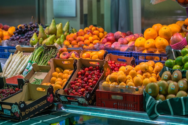 Grande quantidade de frutas e legumes frescos no mercado em Barcelona Espanha