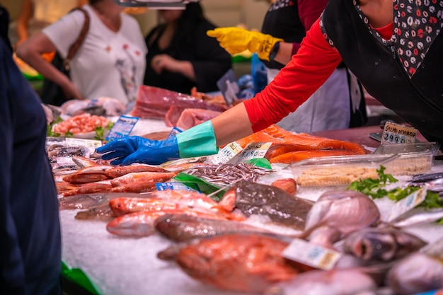 Grande quantidade de frutos do mar frescos no mercado de peixe em Barcelona Espanha