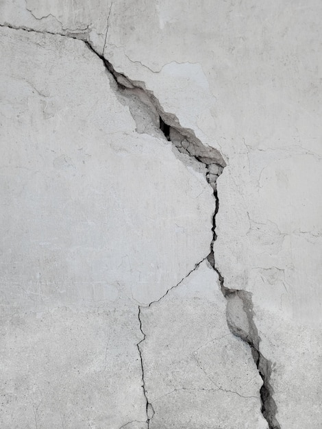 Grande rachadura diagonal em uma velha parede de concreto Consequências do terremoto Foco seletivo