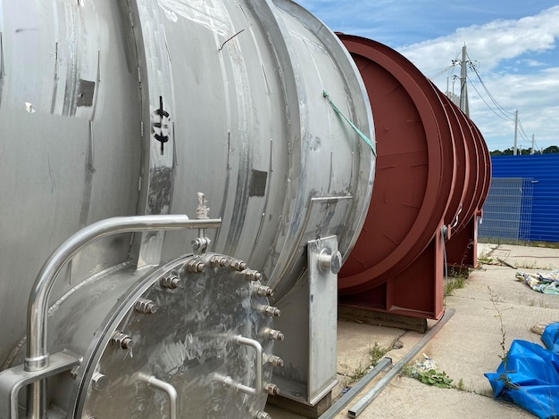 Grande reservatório de aço inoxidável brilhante e trocador de calor de tubo para aquecimento de líquidos e gases pronto