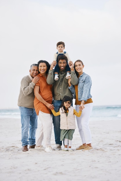 Grande retrato de família e férias felizes na praia com crianças pais e avós juntos com paz e liberdade Rio de Janeiro férias e pessoas com amor apoio e felicidade na natureza