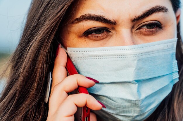 Foto grande retrato de uma jovem com uma máscara médica