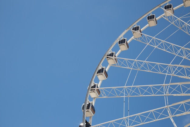 Grande roda gigante sobre o fundo do céu azul